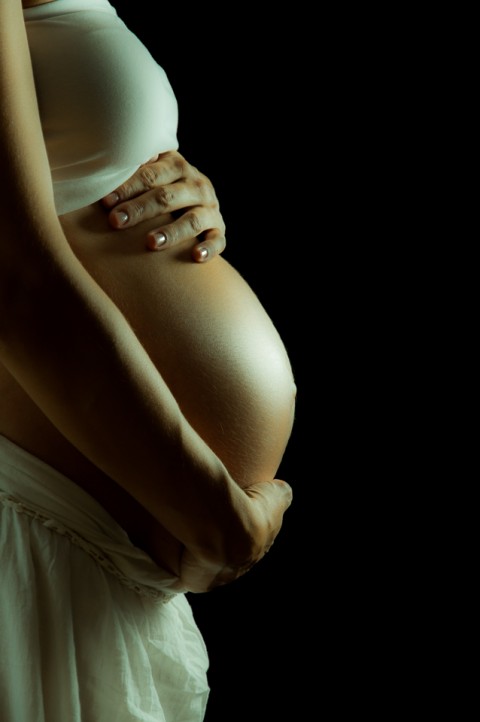 Sesión de embarazo, madre se agarra barriga