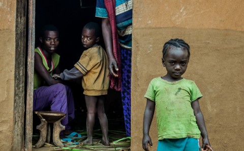 Familia humilde en aldea Konso en Etiopía