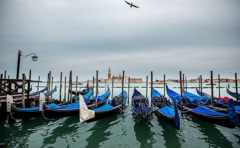 Muelle de góndolas sobre el gran canal de Venecia , Italia