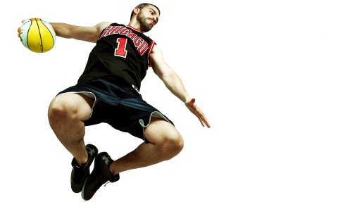 Sesión de estudio, jugador de baloncesto salta para hacer un mate