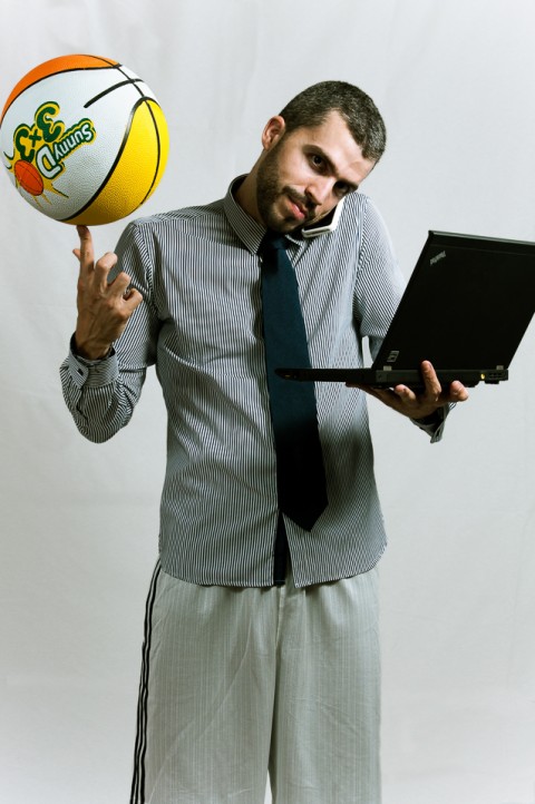 Sesión de estudio, jugador de baloncesto con traje de oficina