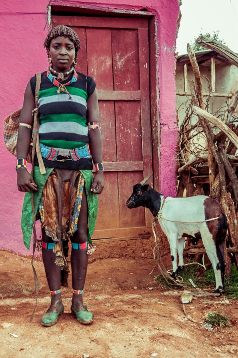 Mujer Banna con cabra , Etiopia