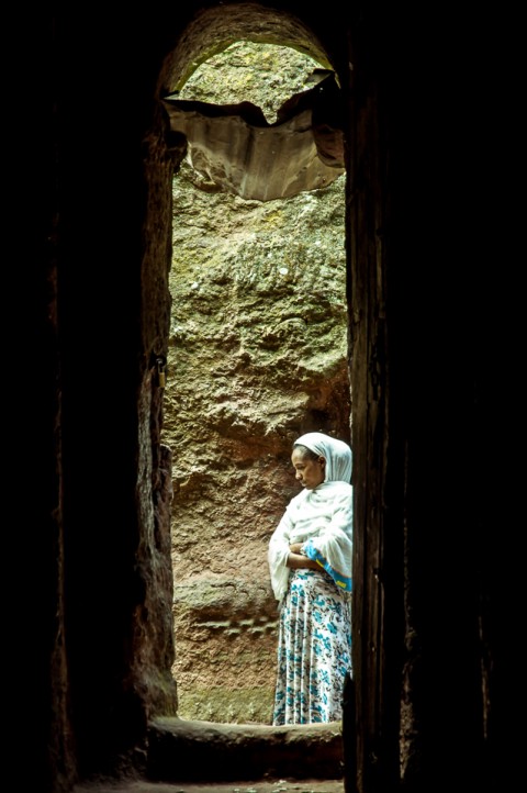 Mujer en iglesias excavadas de lalibela, Etiopía