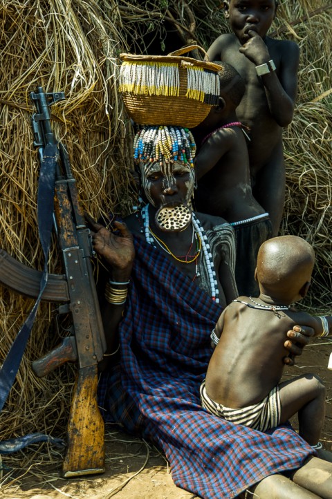 Mujer de la tribu Mursi armada y con plato en el labio, Etiopía