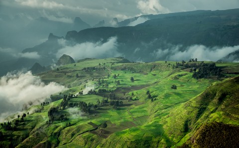 Paisaje verde y con niebla en las montañas Simien, Etiopia