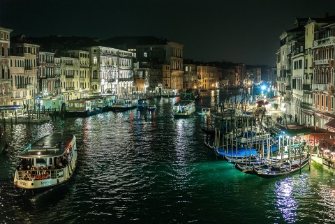Foto nocturna del gran canal de Venecia desde el puente de Rialto, Italia