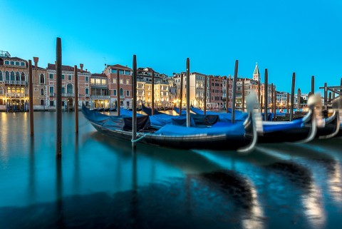 Exposición larga y gondolas en muelle de Venecia, Italia